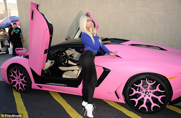 Nicki Minaj khoe siêu xe Lamborghini Aventador Roadster màu hồng