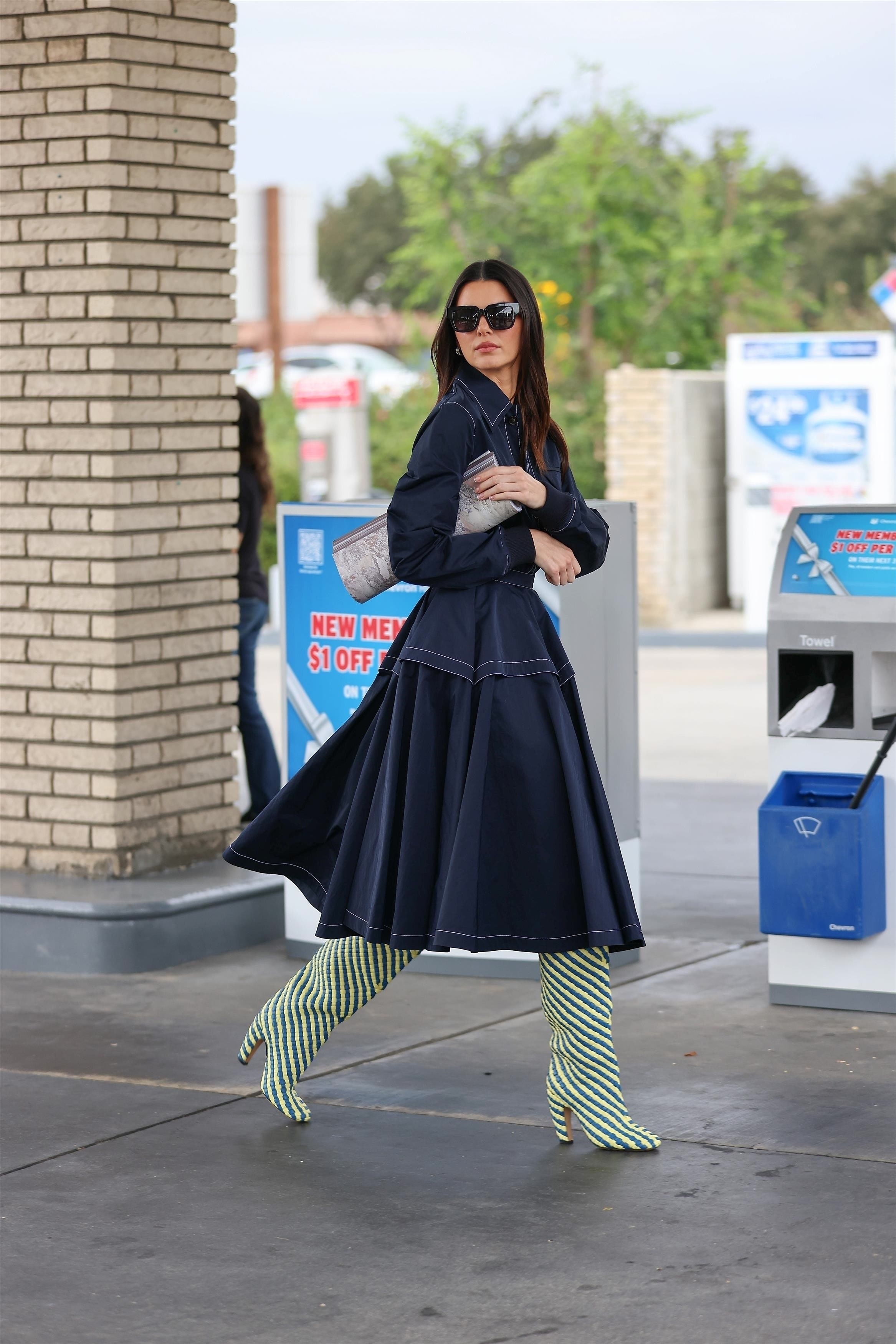 Calabasas CA   EXCLUSIVE   Kendall Jenner appeared absolutely gorgeous while making a quick pit stop at a gas station to...