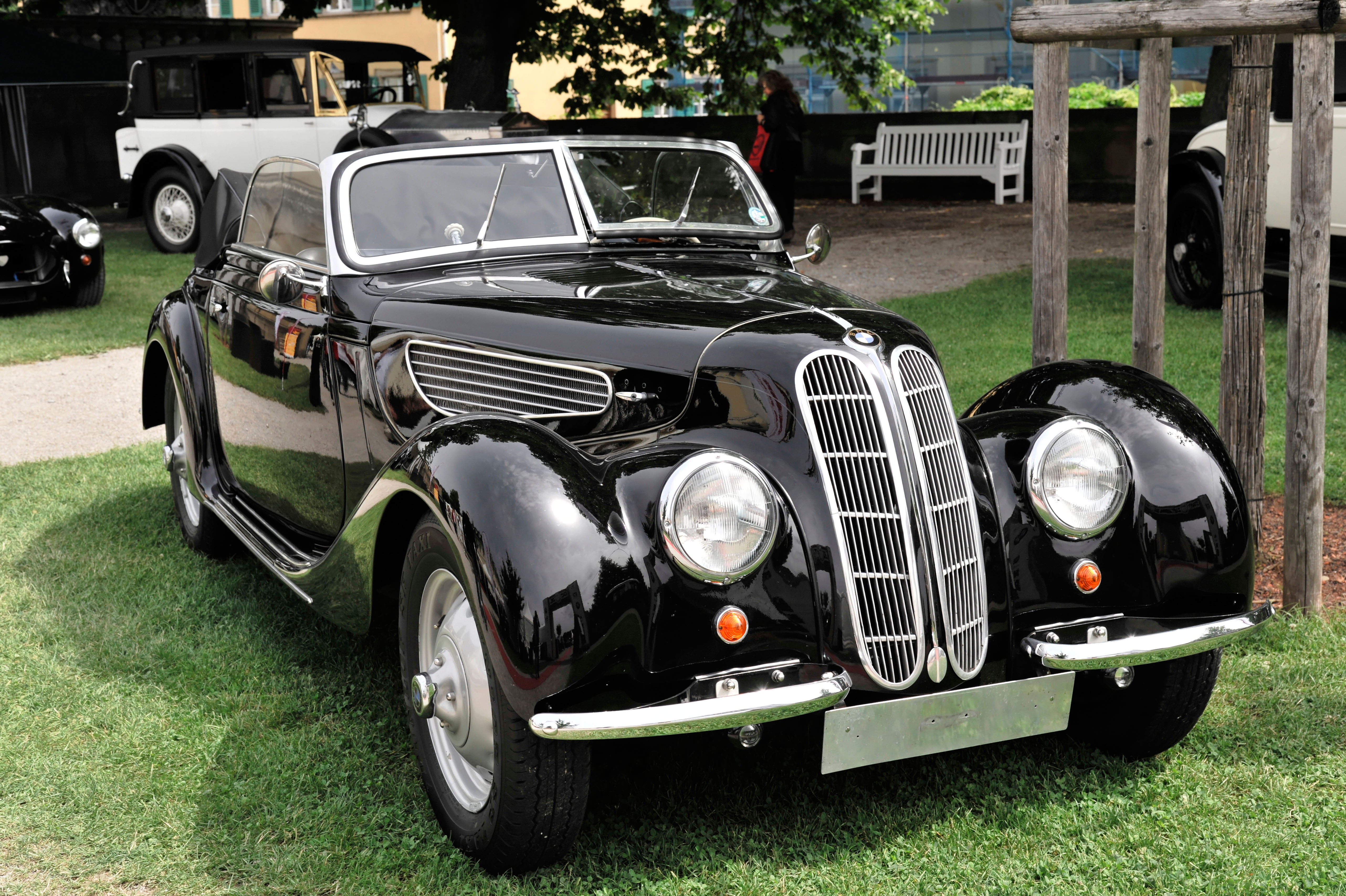 The BMW 328 Roadster is a retro classic