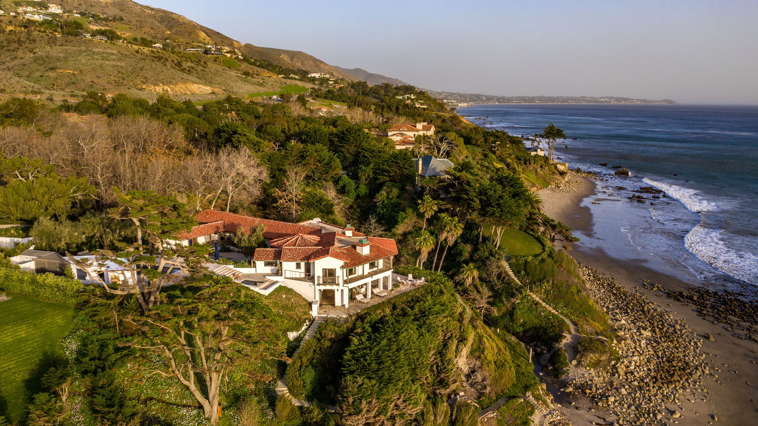 Kim Kardashian Buys Cindy Crawford's Former Beachside Malibu Home for $70.4  Million | Architectural Digest