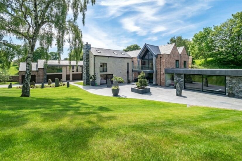 Cristiano Ronaldo puts his luxury Manchester mansion up for sale: Take a  look inside! | Marca