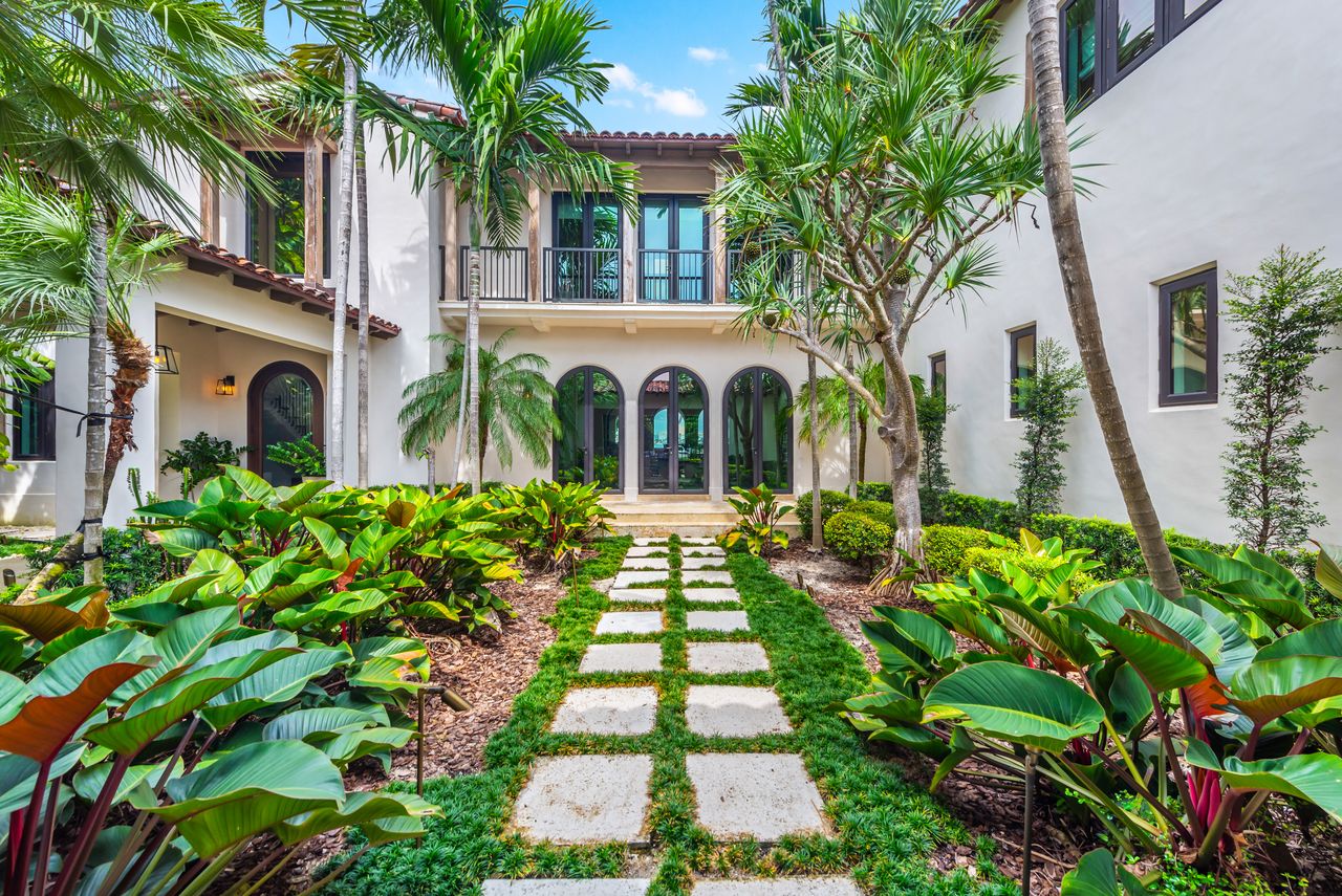 Retired NBA Star Dwyane Wade Sells Miami Beach Home for $22 Million - WSJ