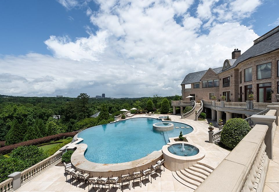 Steve Harvey buys actor Tyler Perry's $15m seven-bedroom Atlanta mansion | Daily Mail Online