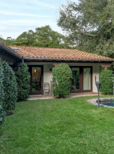 Así es la entrada. La casa fue construida en la década de 1950.