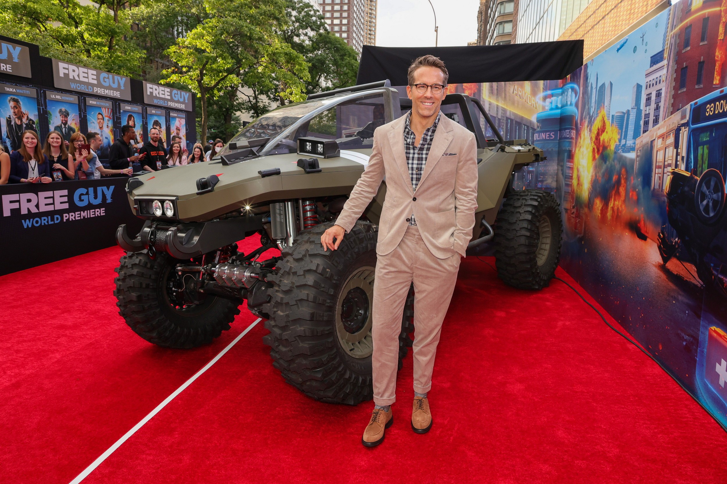 Ryan Reynolds and Halo Warthog Stand Side by Side at "Free Guy" Premiere -  autoevolution